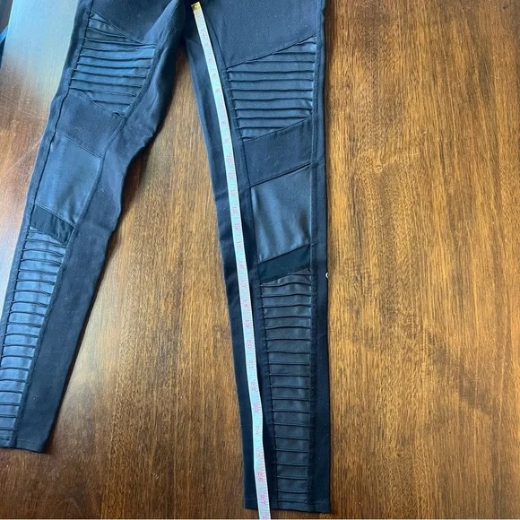 Alo Moto Leggings Black assuming XS/S - Used Condition - Picture 2 of 5